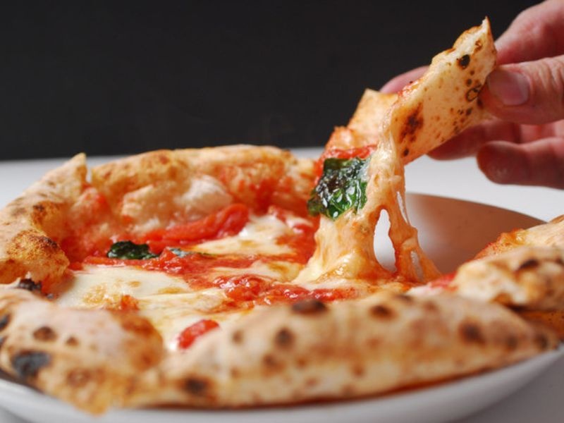 ナポリピッツァは「賞味期限10分」。チーズがとろけるうちに！