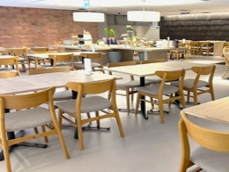 貸切 41名様×82
店内は見晴らしの良い広くて明るい空間。イベントやパーティー、ウェディングにおすすめの空間です