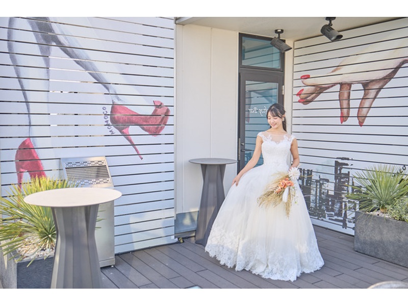 テラススペースでは非日常感あふれるひとときを。開放的な空間での歓談やフォトスポットとしても人気で、パーティーをより印象的に彩ります。