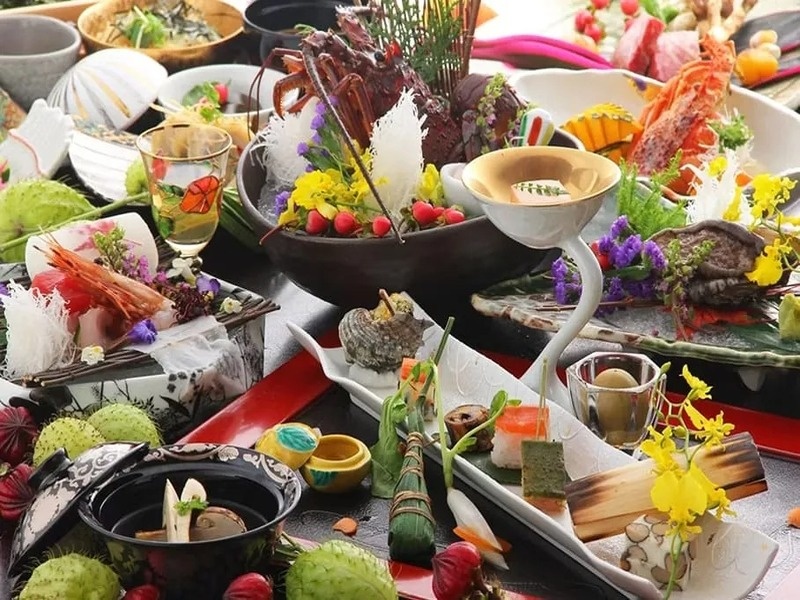 【モダンと伝統の交錯する日本料理】
その日その日の状態が適正なものを選別し、素材それぞれの味を十分に活かし調理してゆきます。伝統的な技法の中に新しい方法を取り入れた、今までにない端正な料理をご堪能いただけます。