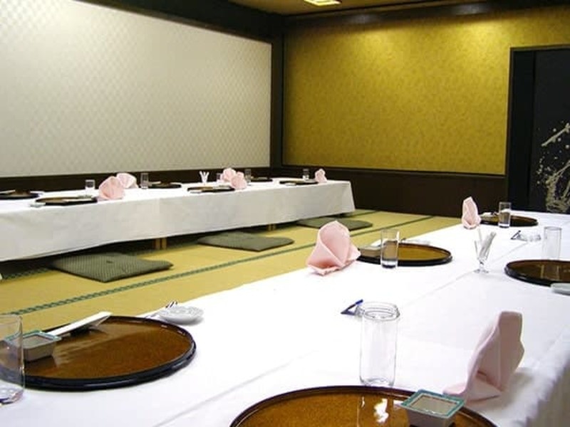 【宴会場】7F：蘭の間 萩の間
新郎新婦様とゲストの皆様の人数やスタイルに合わせて柔軟なレイアウトが可能です。