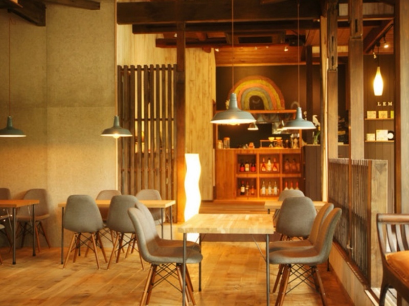 お洒落で歴史を感じる店内
47席(屋内27席 / ウッドデッキ20席)
着席時 :30人 立食時 :40人
