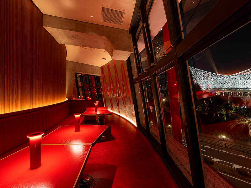 昼は煌めく海、夜は幻想的な夜景。神戸ポートタワーから望む360度の絶景パノラマ。神戸港を一望できる2つのフロアで、あらゆるシーンに対応する贅沢なパーティー会場です。
船の往来や汽笛の音とともに、非日常のパーティー体験を。