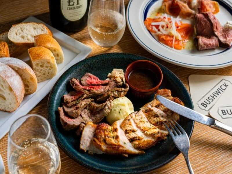 ■肉好きグループにぴったり！
【飲み放題付き！ステーキプラン】
ローストビーフや牛ランプと豚ロースのグリル盛り合わせなど全10品