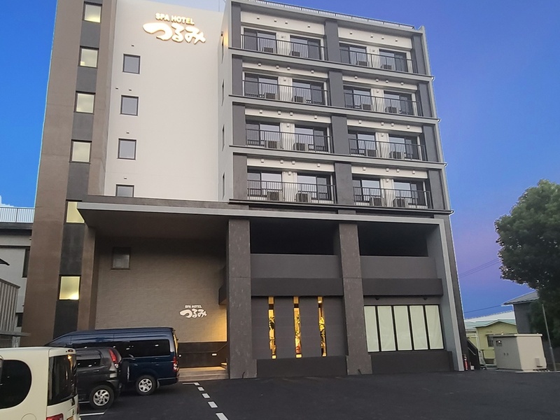 【外観】
「別府鉄輪温泉入口」交差点からすぐの当ホテル。
駐車場もホテル前と後に多数完備。

