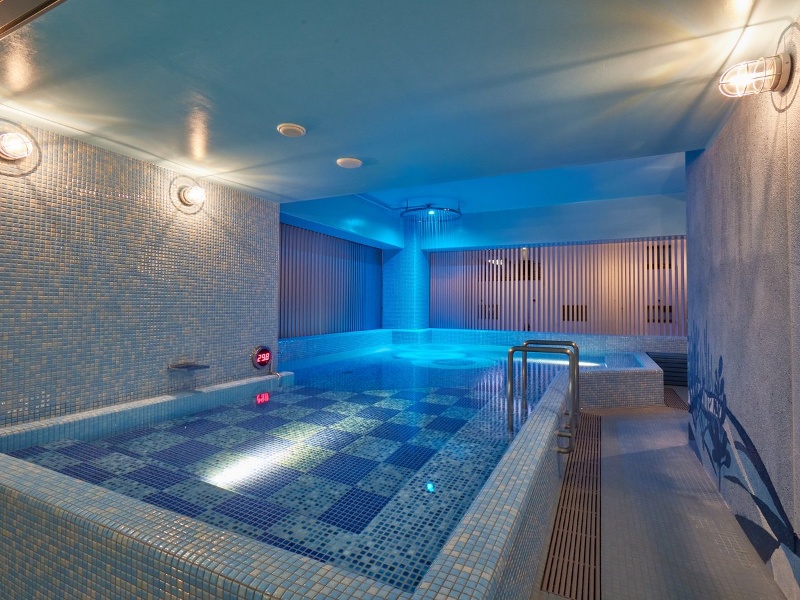 目の前に広がる水の洞窟
水着で楽しむ本格スパ