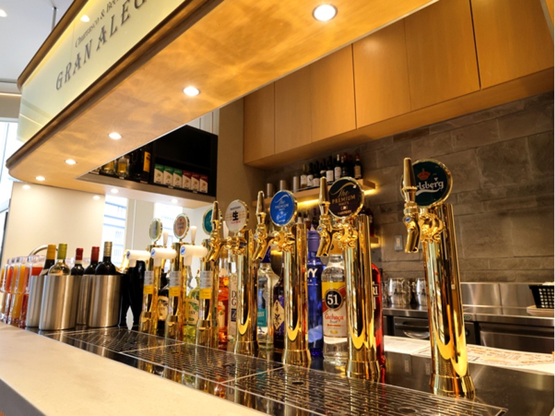 ビアレストランならではのビアサーバー完備。冷えたビールと焼きたてシュラスコで最高の宴会体験を。