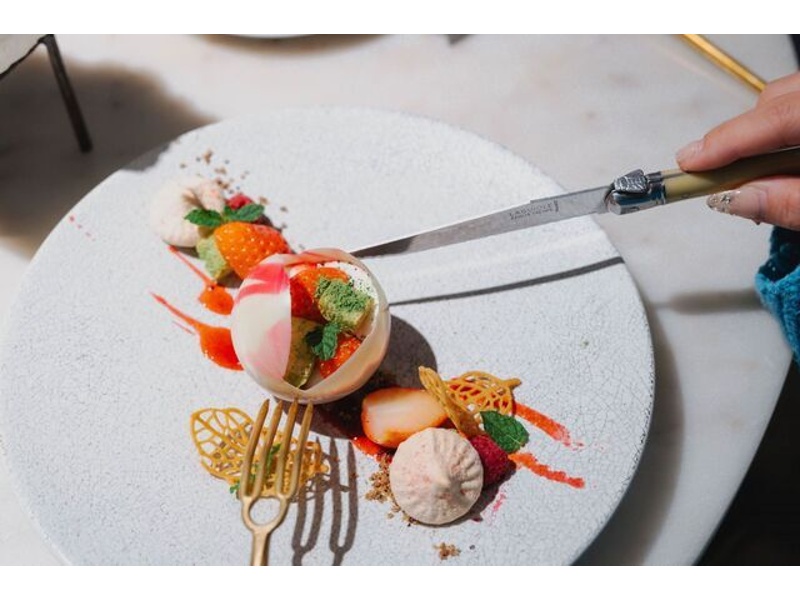 彩り豊かな前菜プレート。見た目にも美しい一皿で、パーティーの期待感を高める華やかなスタートに。