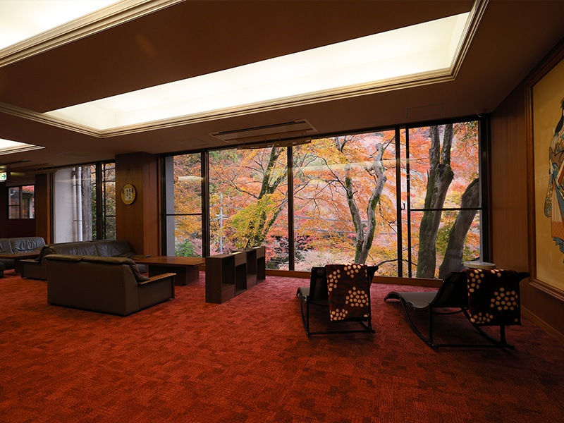東館ロビー：秋の景色