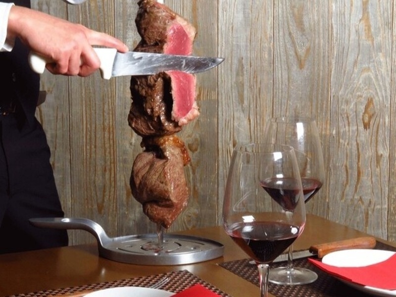 豪快な肉塊を目の前でカット！希少部位イチボも楽しめる20種シュラスコで、宴会をワンランク上の体験へ。