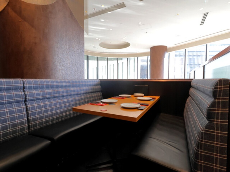 シックにデザインされた大人の空間。高い天井と広々座席で圧迫感なく、ゆったりとした結婚式二次会を実現。