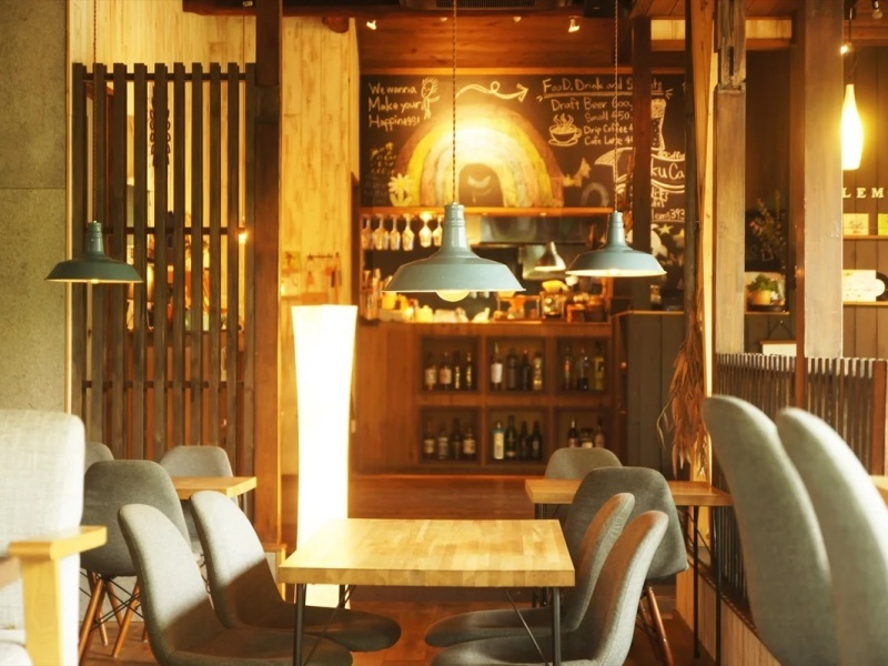 お洒落で歴史を感じる店内
47席(屋内27席 / ウッドデッキ20席)
着席時 :30人 立食時 :40人
