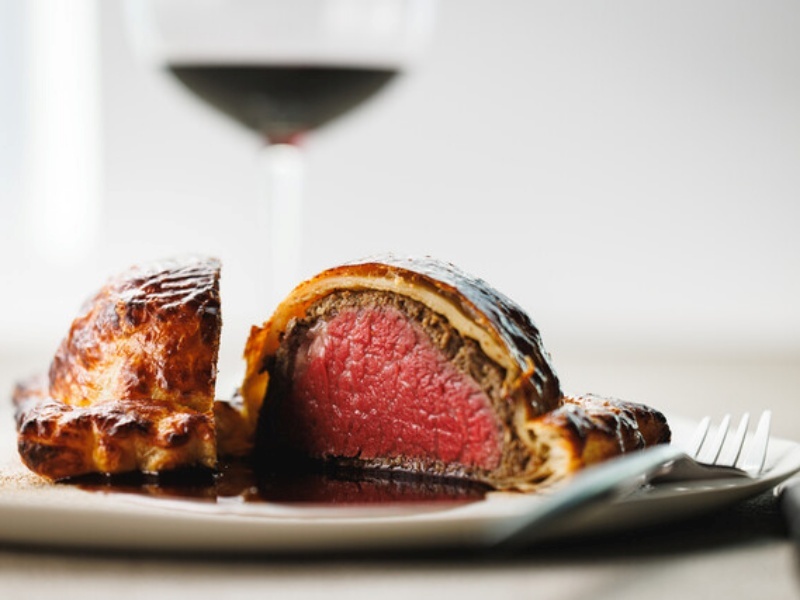 丁寧な火入れで仕上げた肉料理は、赤ワインとの相性も抜群です。