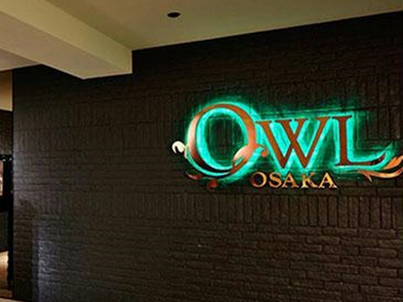 梅田楽天地ビル地下1階に通ずる階段を下ると、OWL OSAKAと書かれた大きな看板のあるエントランスがお客様をお迎え致します。