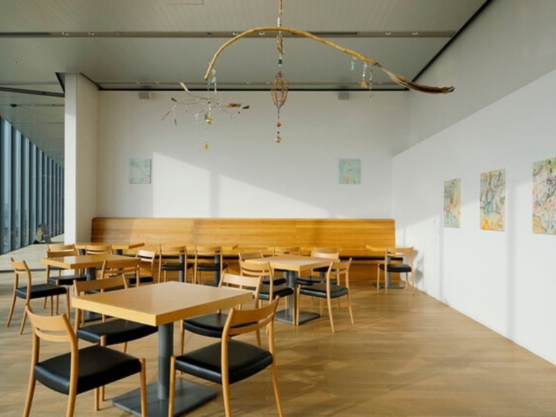 席と席との間隔が広い、ゆったりとした空間