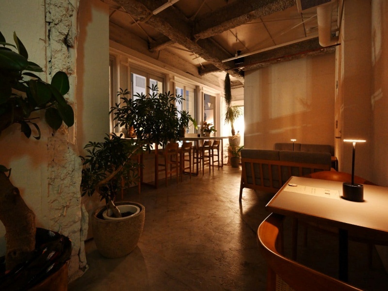 ヴィンテージ感あふれる開放的なカフェスペース