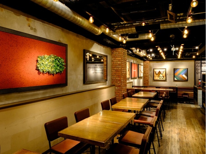 20名からの半貸切に対応した半地下フロアが人気。マイク・スクリーン・プロジェクターも完備しており、演出にもこだわった宴会やパーティーが実現できます。