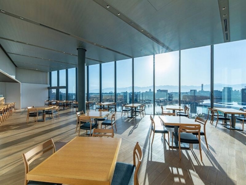 大きな窓からはあたたかな光が差し込み、立山連峰が一望できます