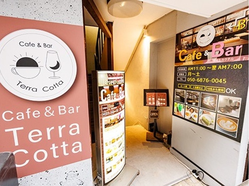 神田近くには珍しい、おしゃれな雰囲気の隠れ家カフェバーです。