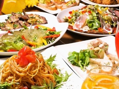 見た目も華やかでシェアしやすい料理が揃っています。