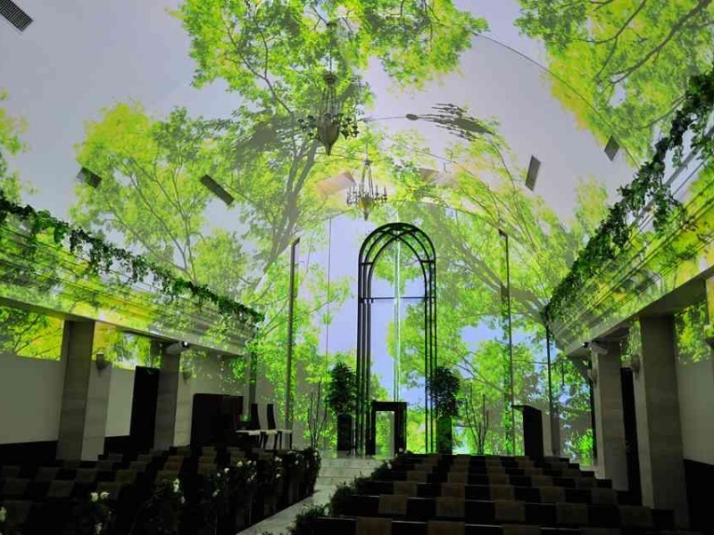 プロジェクションマッピング可能なチャペルが併設しております。