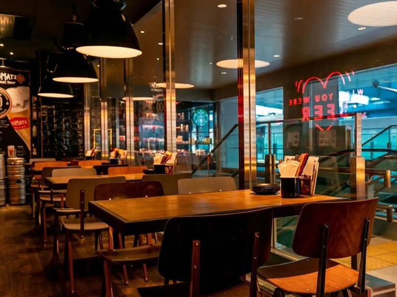 駅直結だから雨の日も安心、ゲストが集まりやすい二次会会場。おしゃれな空間と本格クラフトビールで、特別な夜をさらに華やかに演出します。