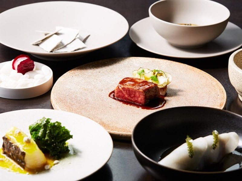 日本各地から厳選した食材のコースは絶品。料理・器・音楽・アートの調和が生み出す美しい世界観を堪能してみませんか。