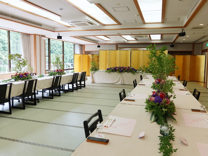 【万葉の間】椅子席・会席・向かい合わせ・卓上花・高砂ありのイメージ一例