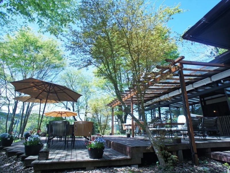 山と緑に囲まれたウッドデッキでお食事◆
山々の景色に包まれた当店は、豊かな緑と広々とした庭が魅力です。秋には鮮やかな紅葉、夏はビアガーデンBBQと、季節ごとに異なる表情も楽しめます。
