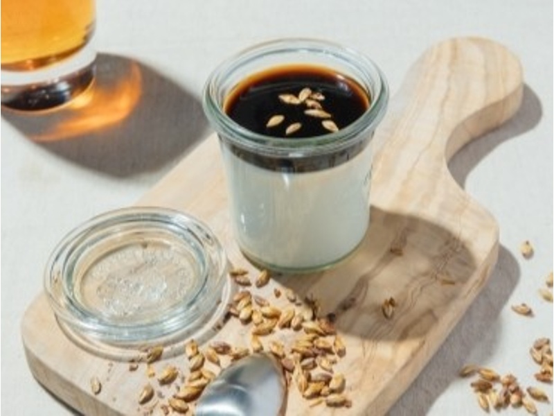 焙煎したモルトとビールで作ったソースをトッピング。 シュマッツ特製のパンナコッタです。 ※少量ですがラム酒が含まれています。