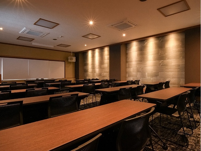 【会議室】[高千穂] 40畳
最大120名様迄可能な会議室もあり、10名様程の少人数の会議にも対応しております。また、様々なレイアウトでの会議にも対応しております。