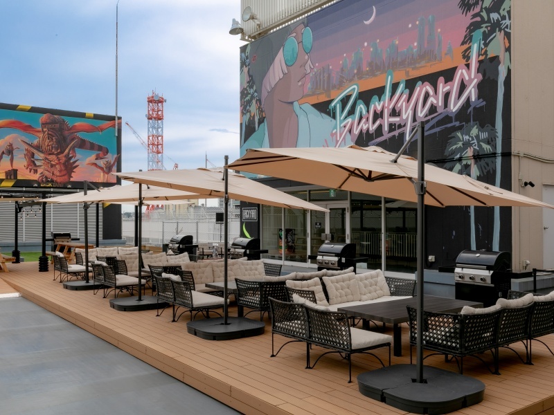 ゆったりとしたソファーに身を委ねながら、仲間との会話が弾む特別なひととき。くつろぎの空間で、パーティーをもっと自由に、もっとリラックスして楽しめます。会社の宴会や同窓会にもピッタリ！