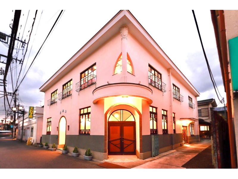 モダン亭太陽軒は貴重な昭和初期建築として国登録有形文化財に指定されております。建築内外ともに当時の意匠を多く残し、歴史ある温もりを感じさせてくれます。外壁の色漆喰塗りは洋風モダン建築の中でも珍しく、独特な雰囲気に包まれております。