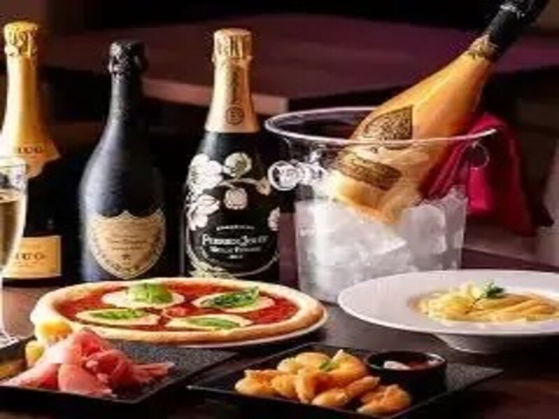 お酒を片手にカラオケやダーツが楽しめる大人の遊び場。ドリンクは種類豊富にラインナップ!料理にもこだわっています。手軽につまめるスナックからピザやパスタなどお食事メニューも充実。飲み放題メニューもございます◎いろいろなシーンでご利用ください。