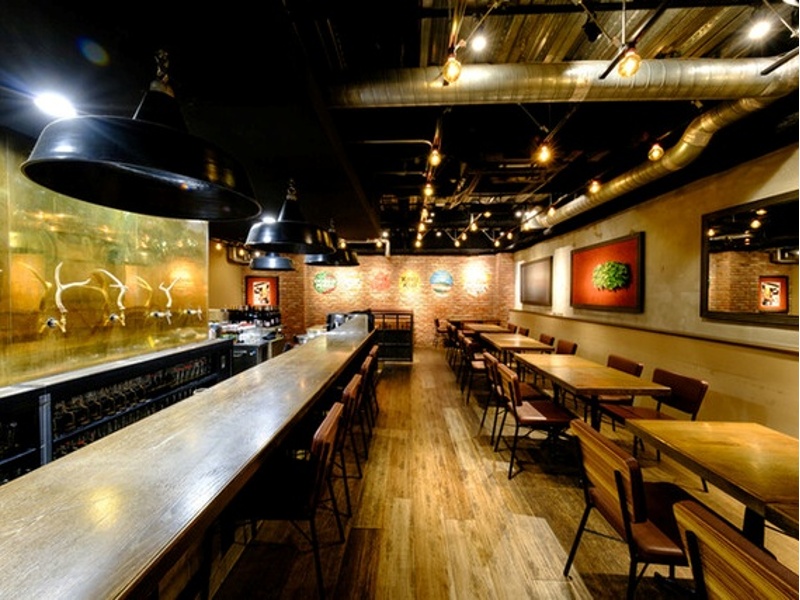  JR吉祥寺駅北口から徒歩3分、中道通りを入ってすぐの好立地。
着席60名・立食90名まで収容可能な広々とした空間。ソファー席や半地下フロアなど多彩な席が揃い、少人数から大人数の宴会まで柔軟に対応します。