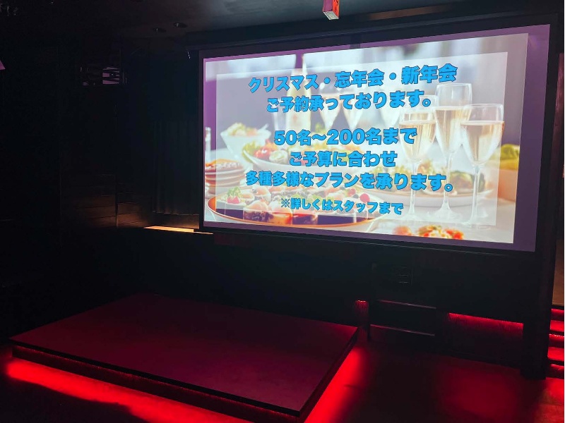 120インチ大型電動スクリーン＆プロイジェクター