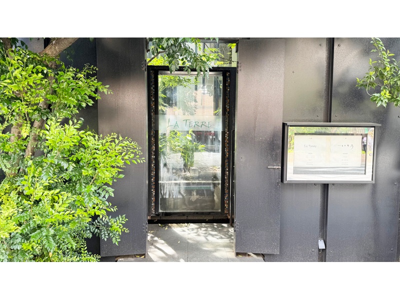 西麻布の隠れ家LA TERRE 入口