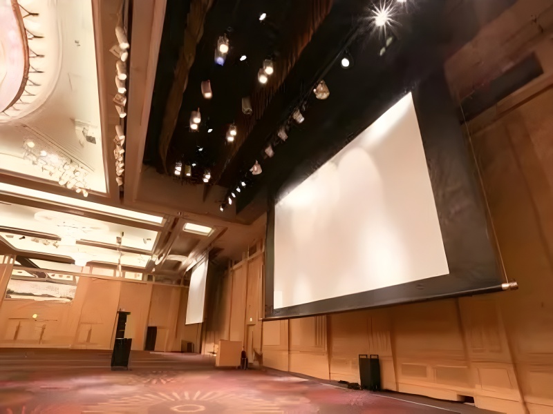 【設備】
超大型380インチのハイビジョン対応スクリーンもございます。