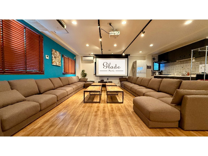 全席ソファーでゆったりくつろげるラグジュアリーな室内