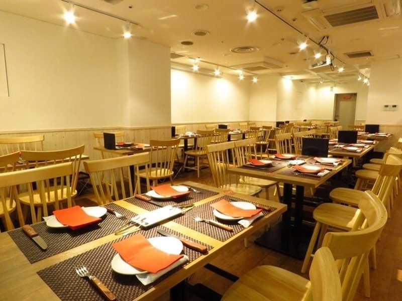 貸切OK（50名〜）・100名収容。スタイリッシュな空間でシュラスコ食べ放題＋100種以上の飲み放題が楽しめる。
