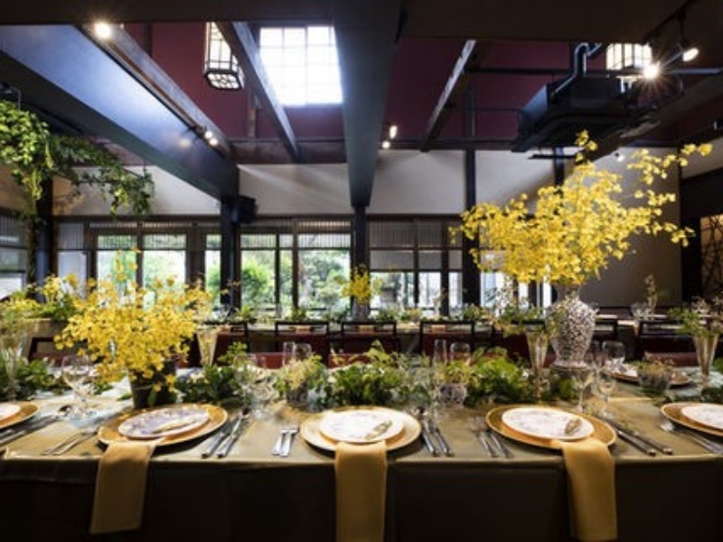 緑と花で彩られた披露宴会場が、そのままパーティー空間に。会食から懇親会まで幅広いシーンに活躍します。