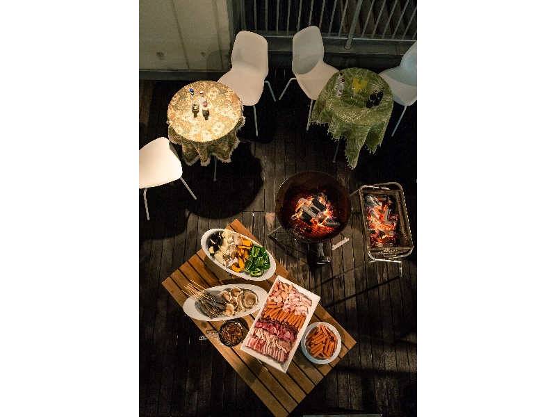 屋外デッキでのBBQスタイル