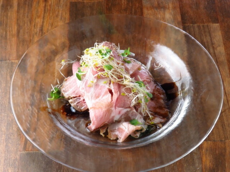 「豚ロースのカルパッチョ」
瞬間燻製でより美味しく香り高く!