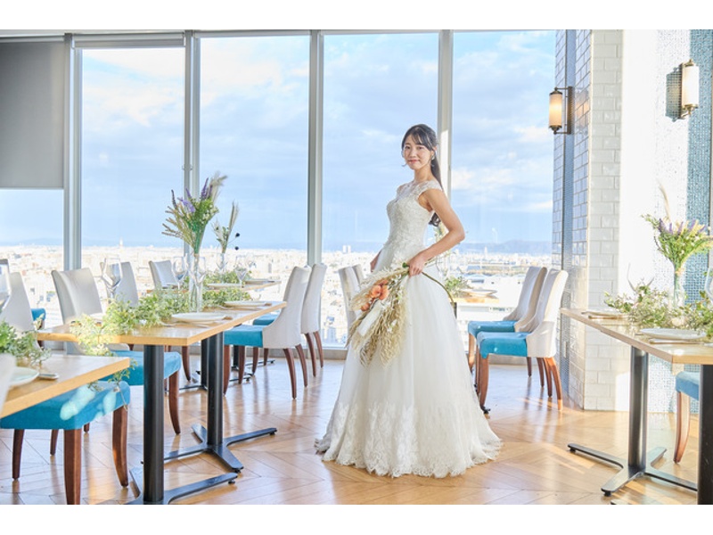 大きな窓から光が差し込む明るい店内。洗練されたインテリアが、パーティーシーンを華やかに引き立てます。