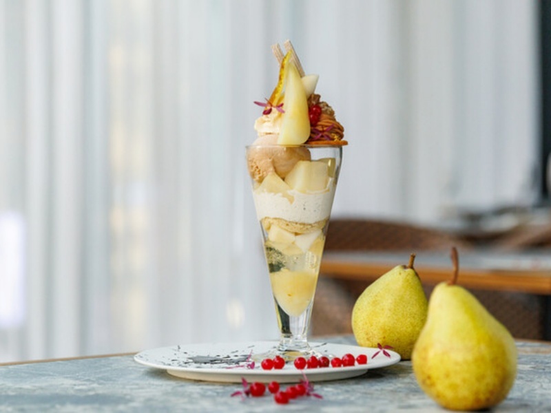 旬の洋梨を使ったグラスデザート。素材の味わいを活かした、季節感あふれる一品です。