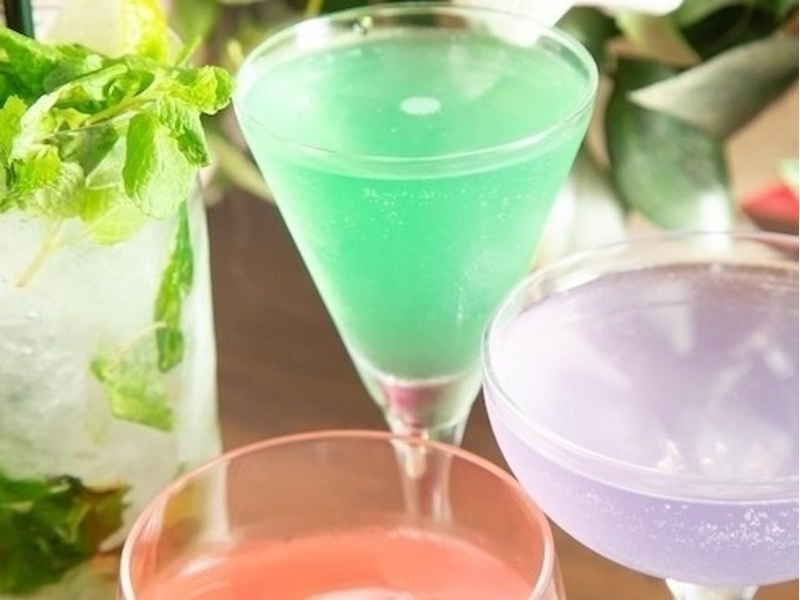 様々な種類のカクテルやオリジナルブレンドコーヒーを朝まで楽しめます。