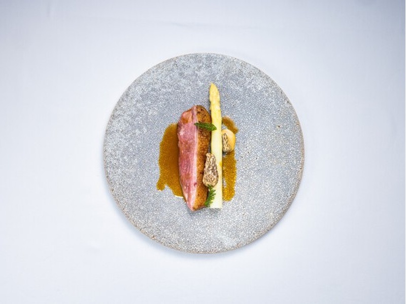 料理と器の調和が生み出す美しい世界観をご堪能ください。