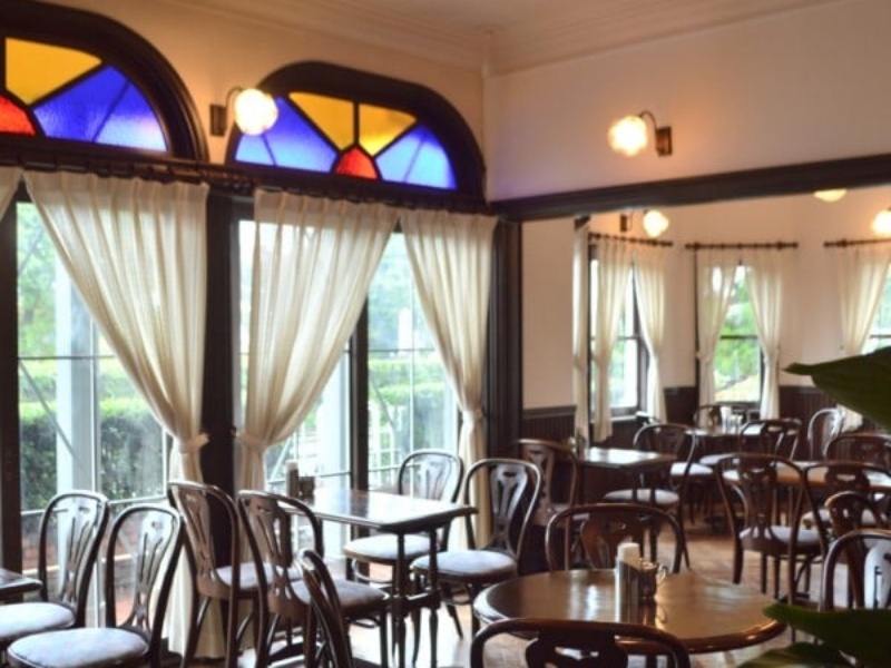 1F　CAFE
明るい日差しの入る窓辺にはアーチ形のステンドグラスがはめられレトロな雰囲気が漂う喫茶店