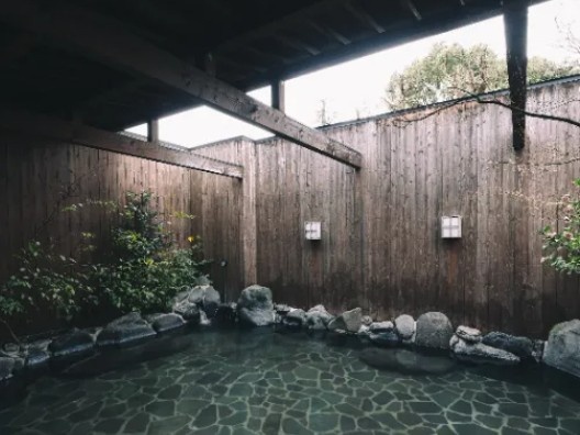 【温泉】
自慢の温泉は、源泉100%の掛け流しで、浸かると肌がしっとりしてくると評判。