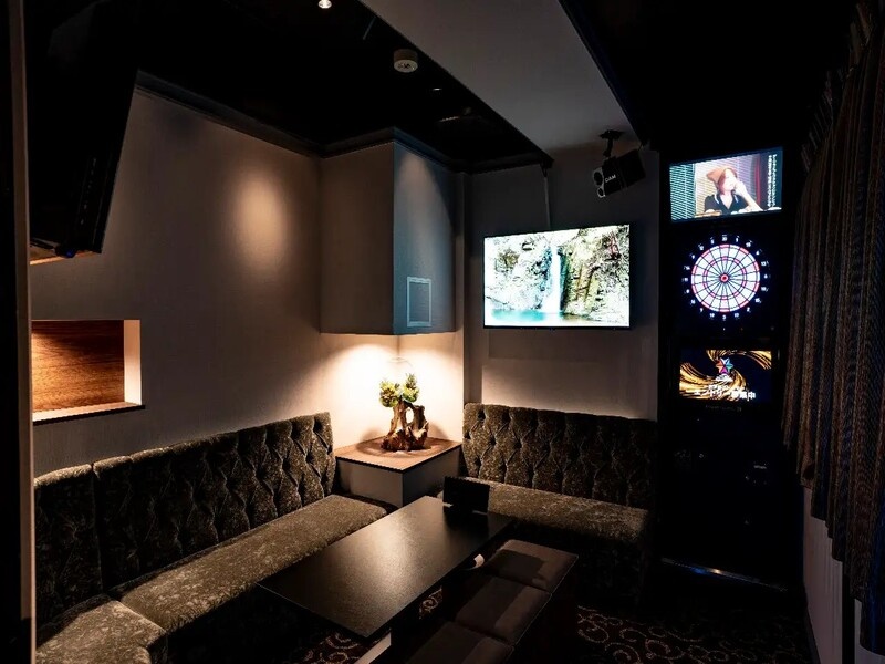 【完全個室完備】8名様までご利用可能な完全個室(1室限定)となっております。ダーツ・カラオケ付きなので楽しいひとときをお過ごしください!